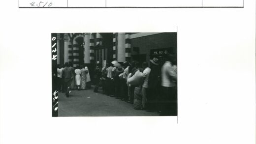 砖墙拱门人群排队老建筑.jpg