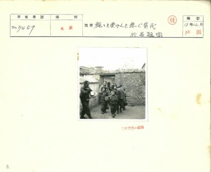 砖墙旁成人与孩子互动.jpg