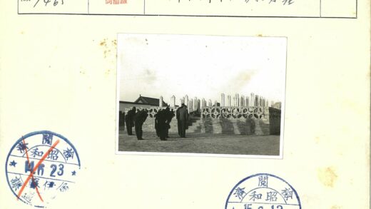 砖墙牌匾前众人鞠躬.jpg