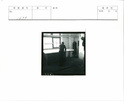 砖墙窗边工作桌.jpg