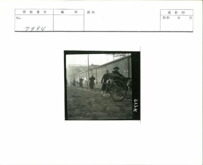 砖墙鹅卵石街道黄包车.jpg