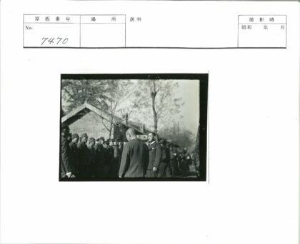 砖房前人群合影冬日树景.jpg