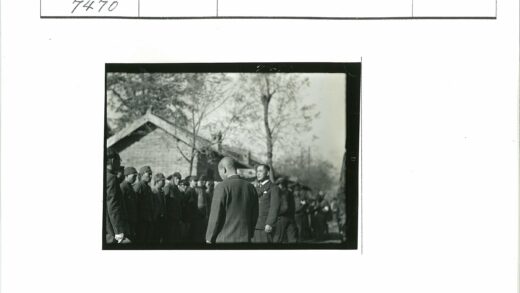 砖房前人群合影冬日树景.jpg