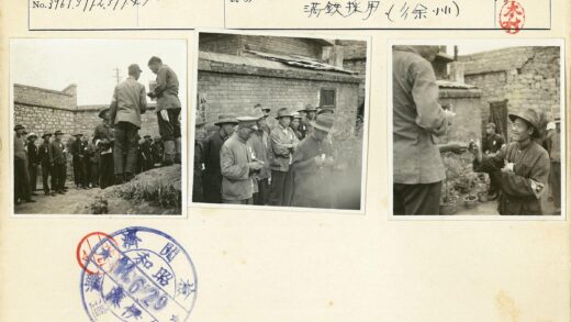 砖房前传递纸条的戴帽人.jpg