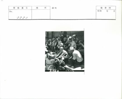 砖房台阶聚餐聊天.jpg
