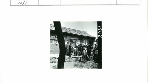 砖房壁画与树下人群.jpg