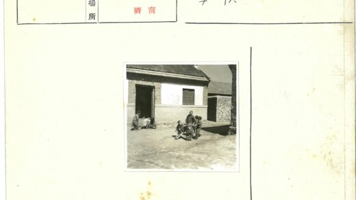 砖房旁孩童玩木制手推车.jpg