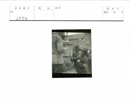 砖房旁物品交换与盆栽背景.jpg