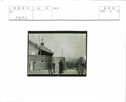砖房瓦顶烟囱旗帜杆子远山.jpg