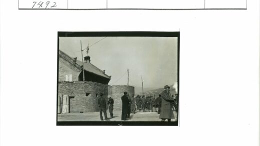 砖房瓦顶烟囱旗帜杆子远山.jpg