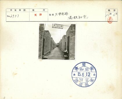 砖房窄巷拱门生活场景.jpg