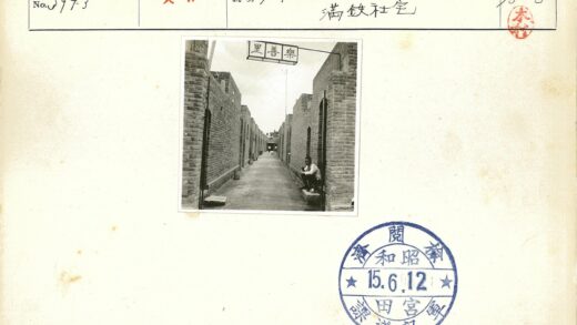 砖房窄巷拱门生活场景.jpg