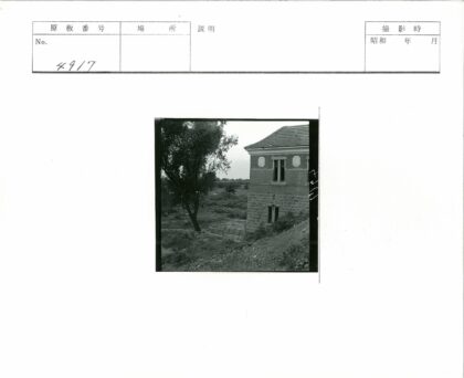 砖瓦建筑与绿树草地风光.jpg