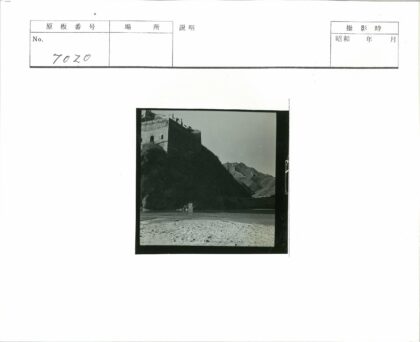 砖砌堡垒俯瞰山河与山脉.jpg