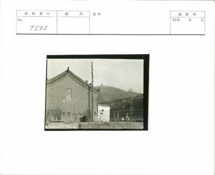 砖砌建筑与电线杆山景.jpg