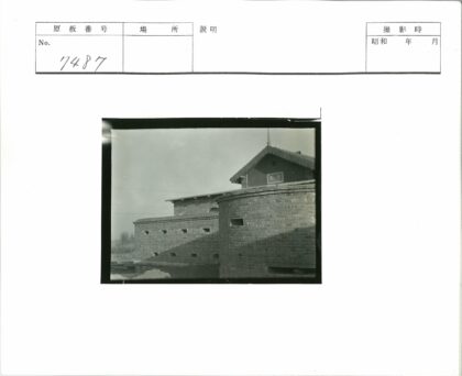 砖砌建筑与自然景观.jpg