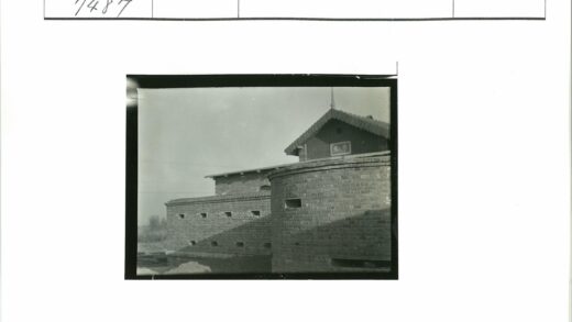 砖砌建筑与自然景观.jpg