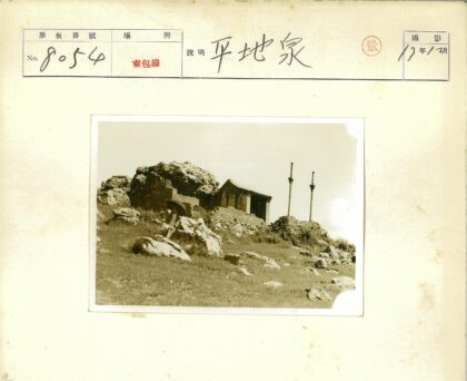 砖砌建筑入口与岩石草地景观.jpg