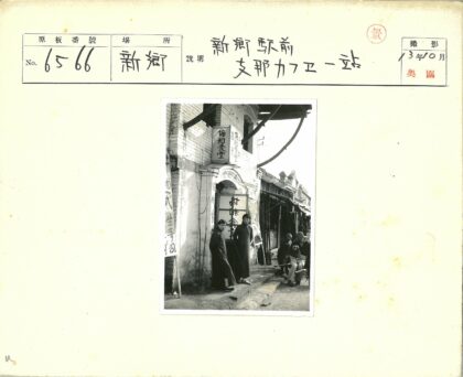 砖砌建筑前妇女与街道交谈场景.jpg