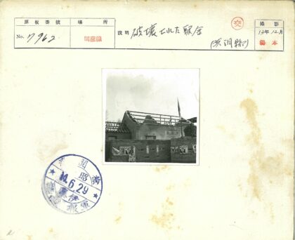砖砌建筑国旗飘扬晴空背景.jpg