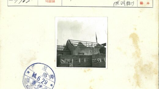 砖砌建筑国旗飘扬晴空背景.jpg