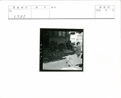 砖砌建筑外读书场景独轮车.jpg