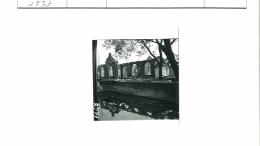 砖砌建筑废墟与运河倒影.jpg
