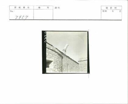 砖砌建筑弯曲烟囱晴空.jpg