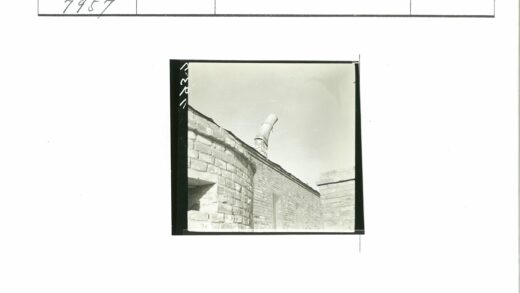 砖砌建筑弯曲烟囱晴空.jpg