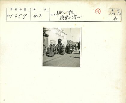 砖砌建筑旁街道行人路灯街景.jpg
