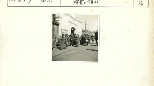砖砌建筑旁街道行人路灯街景.jpg