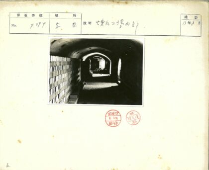 砖砌拱形隧道光影交错.jpg