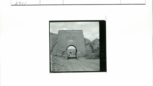 砖砌拱门土路山丘风光.jpg