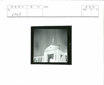 砖砌旗杆建筑晴空窗户.jpg