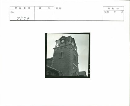 砖砌钟楼与瓦顶建筑.jpg