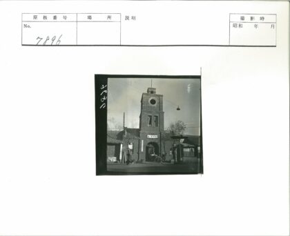 砖砌钟楼与黄包车街景.jpg