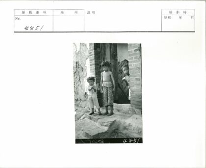 砖门口持食物的孩童.jpg