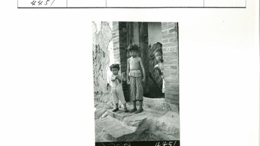 砖门口持食物的孩童.jpg