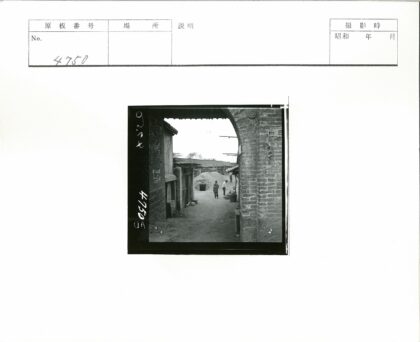 砖门小巷木屋沙堆.jpg