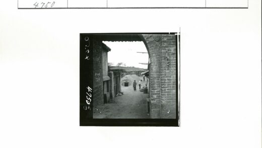 砖门小巷木屋沙堆.jpg
