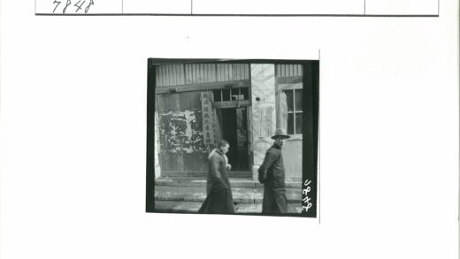 破旧建筑门前两人站立.jpg