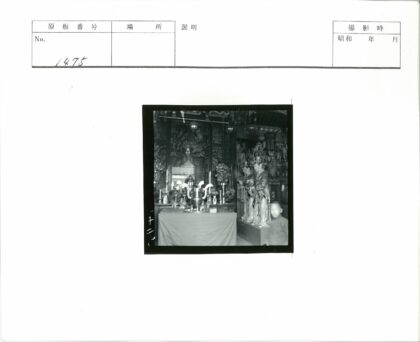 祭坛桌前站立男孩与装饰品.jpg