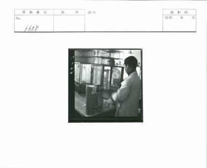 科学家在实验室操作设备.jpg