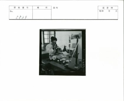 科学家实验室显微镜研究.jpg