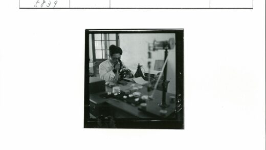 科学家实验室显微镜研究.jpg