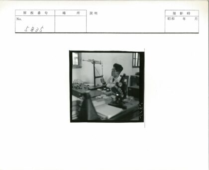 科学家实验室检查设备.jpg