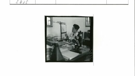 科学家实验室检查设备.jpg