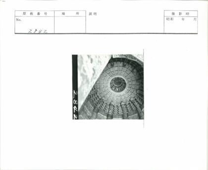穹顶建筑细节黑白摄影.jpg