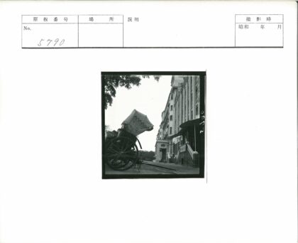 空人力车与多层建筑街景.jpg