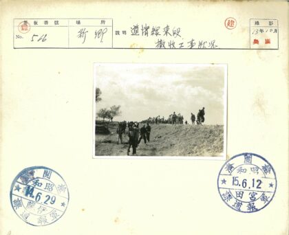空旷土路上的行人.jpg
